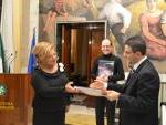 il Prefetto Emilia Zarrilli consegna al M° Francesco Marino un testo sulla storia della Ciociaria